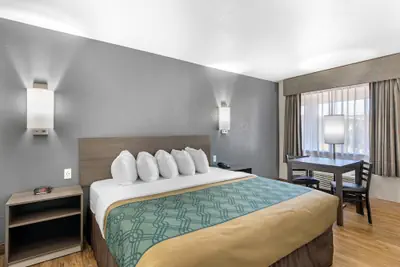 Photo 4 - Econo Lodge Inn & Suites Socorro