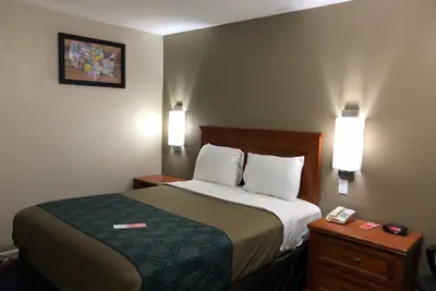 Photo 2 - Econo Lodge Temple