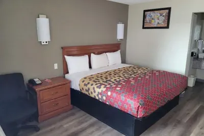 Photo 4 - Econo Lodge Temple