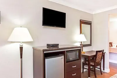 Photo 4 - Cabana Inn & Suites