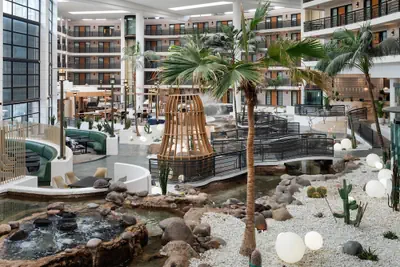 Photo 5 - Embassy Suites by Hilton Phoenix Biltmore