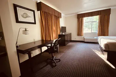 Photo 4 - Miramar Inn