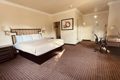 Photo 5 - Miramar Inn