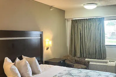 Photo 5 - Studio 6  Suites Dallas. TX - Loop 12 West