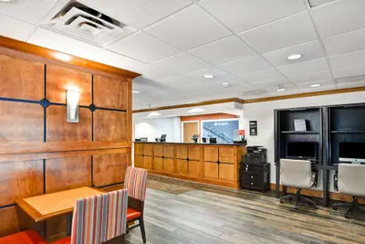 Photo 4 - Hampton Inn Memphis-Poplar