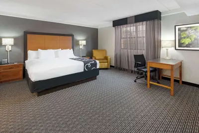 Photo 5 - Super 8 by Wyndham The Woodlands North
