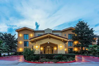 Photo 2 - Super 8 by Wyndham The Woodlands North