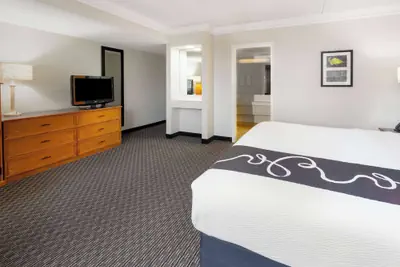 Photo 4 - Super 8 by Wyndham The Woodlands North