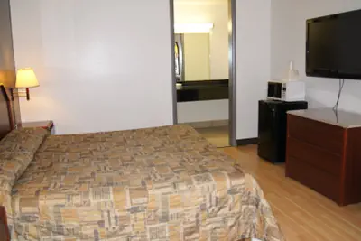 Photo 4 - Executive Inn
