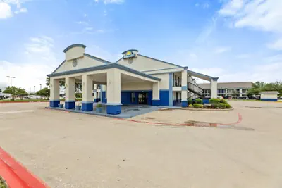 Photo 2 - Days Inn by Wyndham McKinney