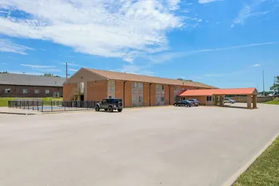 Photo 2 - Econo Lodge Emporia