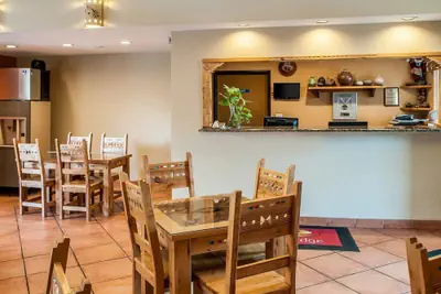 Photo 5 - Econo Lodge Inn & Suites Santa Fe South