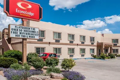 Photo 2 - Econo Lodge Inn & Suites Santa Fe South