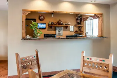 Photo 4 - Econo Lodge Inn & Suites Santa Fe South