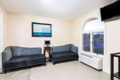 Photo 3 - Days Inn by Wyndham Middletown/Newport Area