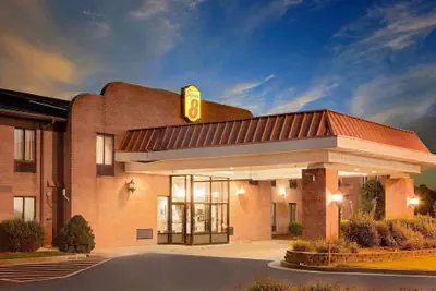Photo 2 - Super 8 by Wyndham Metropolis