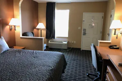 Photo 3 - Days Inn by Wyndham Columbus
