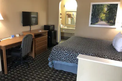 Photo 2 - Days Inn by Wyndham Columbus