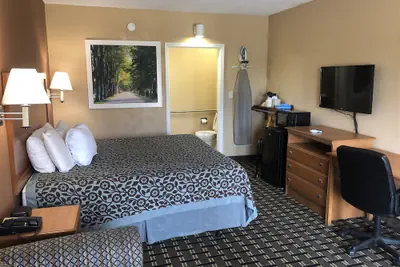 Photo 4 - Days Inn by Wyndham Columbus