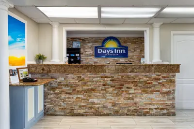 Photo 4 - Days Inn by Wyndham Fort Myers Springs Resort