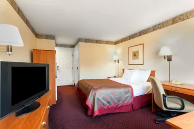 Photo 4 - Ramada by Wyndham SeaTac Airport North