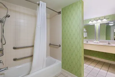 Photo 5 - Holiday Inn Express Richmond Airport by IHG