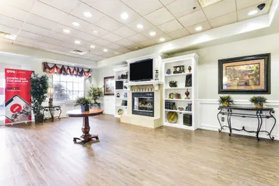 Photo 3 - OYO Townhouse Oklahoma City Airport