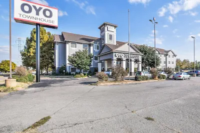 Photo 2 - OYO Townhouse Oklahoma City Airport