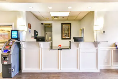 Photo 5 - OYO Townhouse Oklahoma City Airport