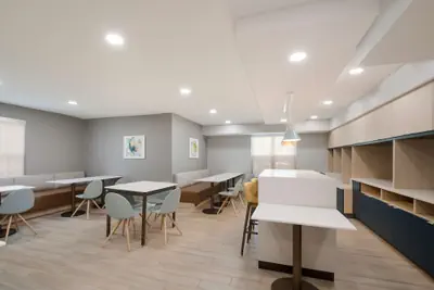 Photo 4 - Sonesta Simply Suites Falls Church