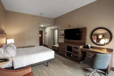 Photo 3 - Hampton Inn Springfield