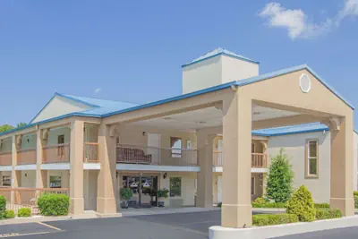 Photo 2 - Days Inn & Suites by Wyndham Pine Bluff