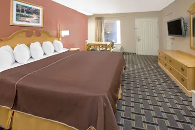 Photo 5 - Days Inn & Suites by Wyndham Pine Bluff