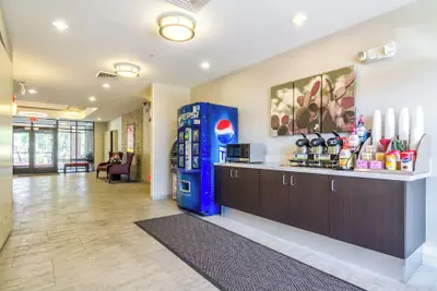 Photo 4 - Red Roof Inn PLUS+ Tempe - Phoenix Airport