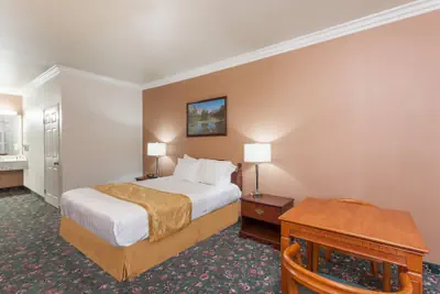 Photo 5 - Days Inn & Suites by Wyndham South Gate