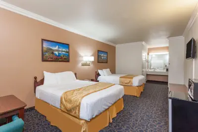Photo 3 - Days Inn & Suites by Wyndham South Gate