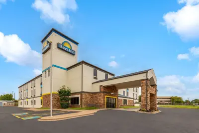 Photo 2 - Days Inn by Wyndham Tulsa Central
