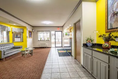 Photo 5 - Super 8 by Wyndham Big Rapids