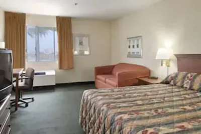 Photo 4 - Ramada by Wyndham Hawthorne LAX / LA Stadium