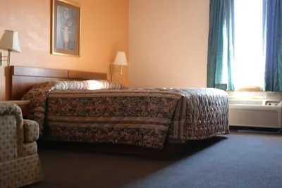 Photo 2 - State Line Inn
