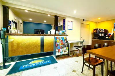 Photo 3 - Days Inn by Wyndham Los Angeles LAX/South Bay/Beach City LA