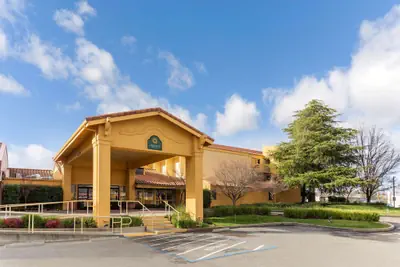 Photo 2 - La Quinta Inn & Suites by Wyndham Redding