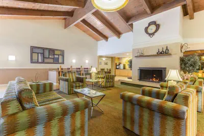 Photo 5 - La Quinta Inn & Suites by Wyndham Redding