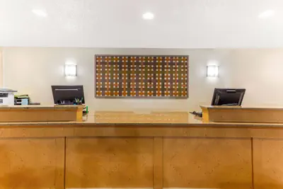Photo 4 - La Quinta Inn & Suites by Wyndham Redding