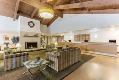 Photo 3 - La Quinta Inn & Suites by Wyndham Redding