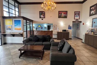 Photo 3 - Days Inn & Suites by Wyndham Tuscaloosa - Univ. of Alabama