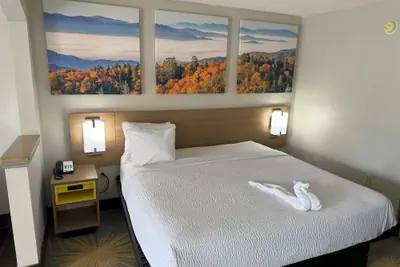 Photo 5 - Days Inn & Suites by Wyndham Tuscaloosa - Univ. of Alabama