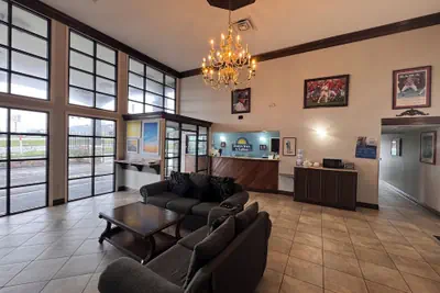 Photo 4 - Days Inn & Suites by Wyndham Tuscaloosa - Univ. of Alabama