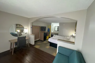 Photo 2 - Days Inn & Suites by Wyndham Tuscaloosa - Univ. of Alabama