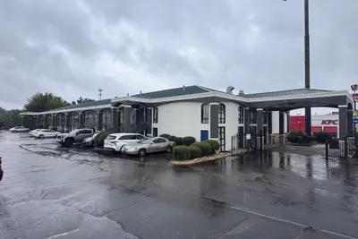 Photo 2 - Days Inn & Suites by Wyndham Tuscaloosa - Univ. of Alabama